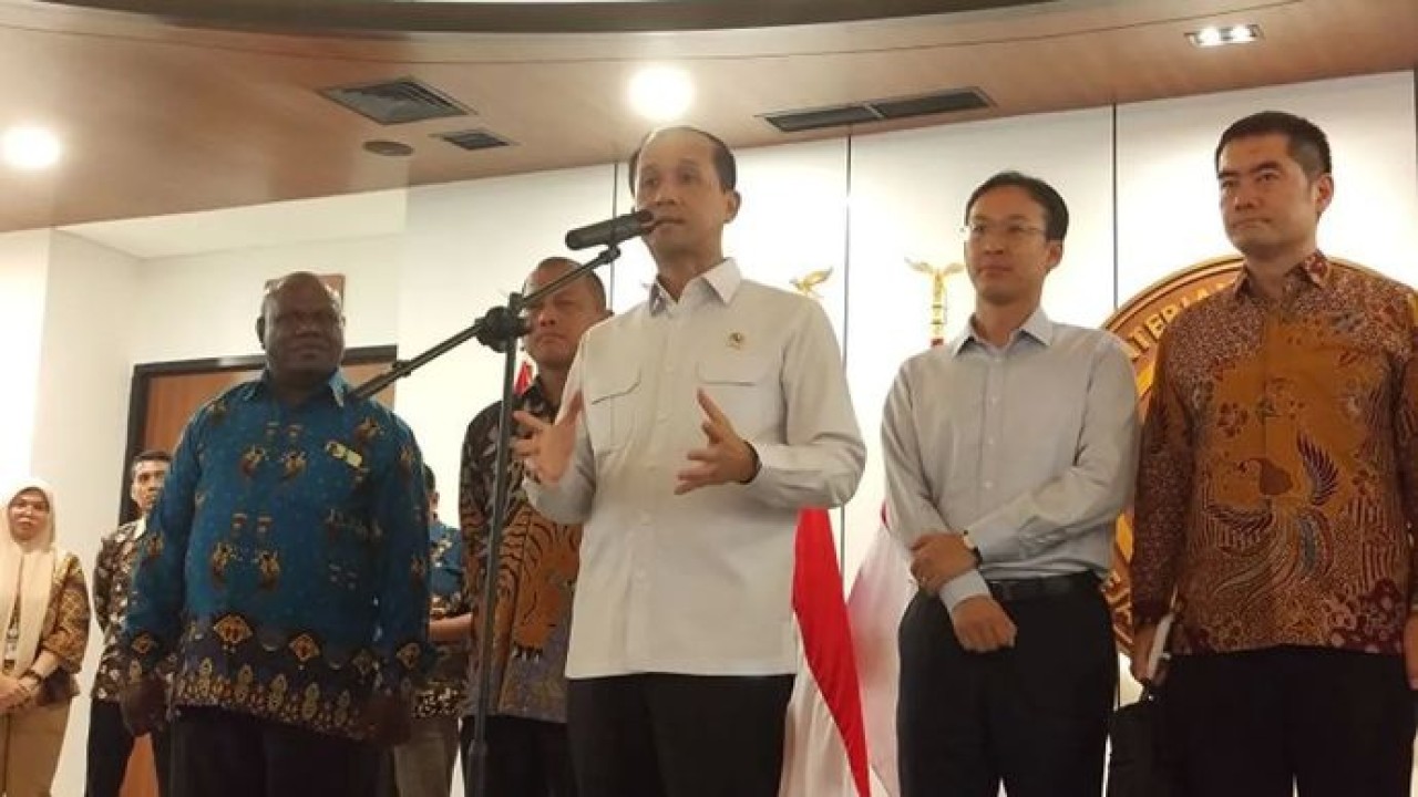 Menteri Transmigrasi M Iftitah Sulaiman Suryanagara (tengah) memberikan keterangan kepada pers usai pelepasan peserta pelatihan pengembangan kawasan transmigrasi dan pengentasan kemiskinan ke Tiongkok di Jakarta, Kamis 7 Mei 2026. ANTARA/Aria Ananda. (Antara) Mentrans: Keberhasilan Transmigrasi Diukur dari Kesejahteraan Warga
