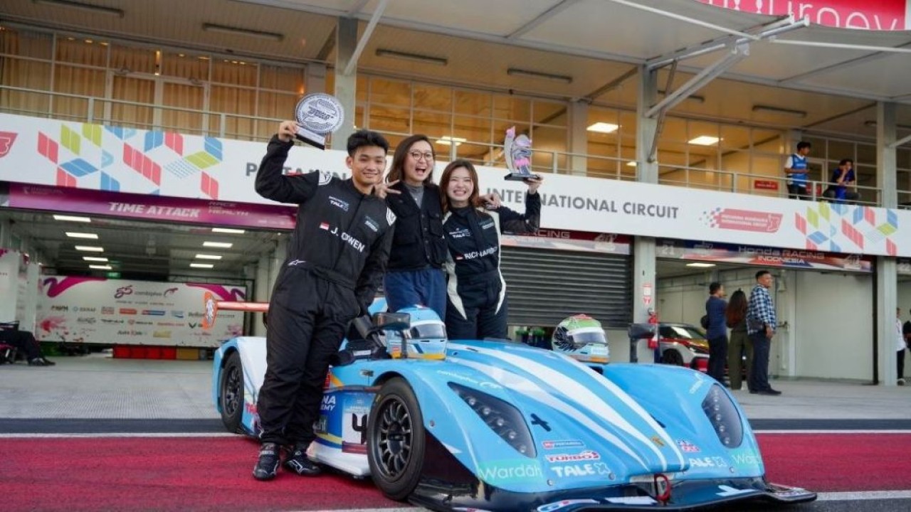 Wakil Menteri Ekonomi Kreatif, Irene Umar, menghadiri GT World Challenge Asia Powered by AWS di Pertamina Mandalika International Circuit, Kabupaten Lombok Tengah, Minggu (3/5/2026). (Foto: Dok. Biro Komunikasi Kementerian Ekonomi Kreatif/Badan Ekonomi Kreatif)