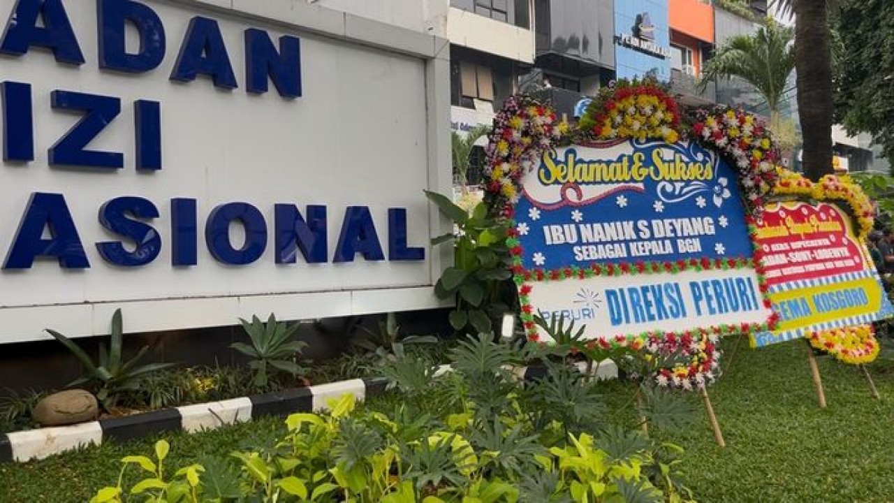 Karangan bunga di depan kantor BGN (Ntvnews.id/Adiansyah)