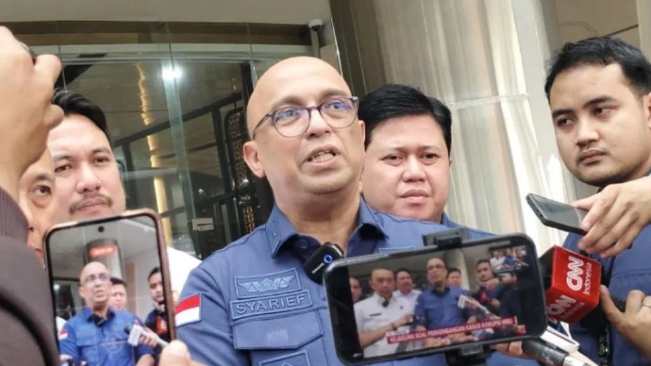 Direktur Penyidikan (Dirdik) Jaksa Agung Muda Bidang Tindak Pidana Khusus (Jampidsus) Kejagung Syarief Sulaeman Nahdi (tengah) memberikan keterangan pers di Gedung Jampidsus Kejagung, Jakarta, Kamis (4/6/2026). ANTARA/Nadia Putri Rahmani (Antara)