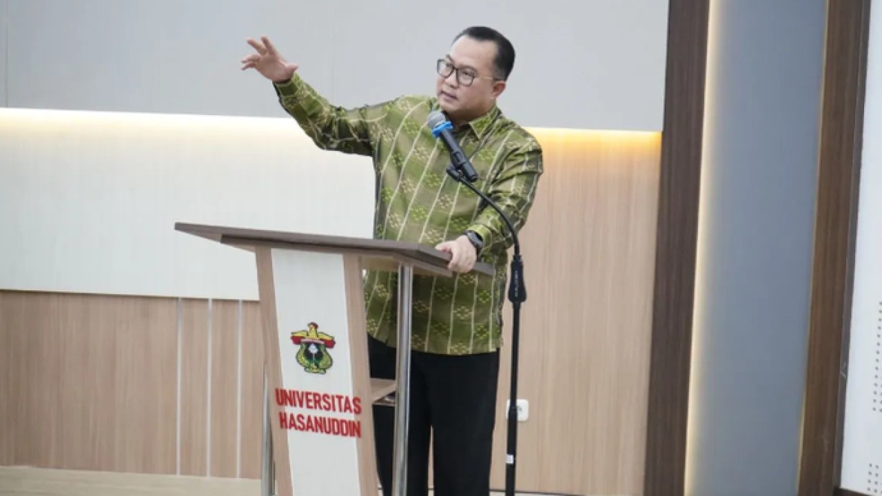 Kepala BRIN Arif Satria memaparkan peran penting kampus sebagai pusat inovasi dan solusi pada kegiatan Road to Campus di Unhas Makassar.ANTARA/HO-Unhas. (Antara)