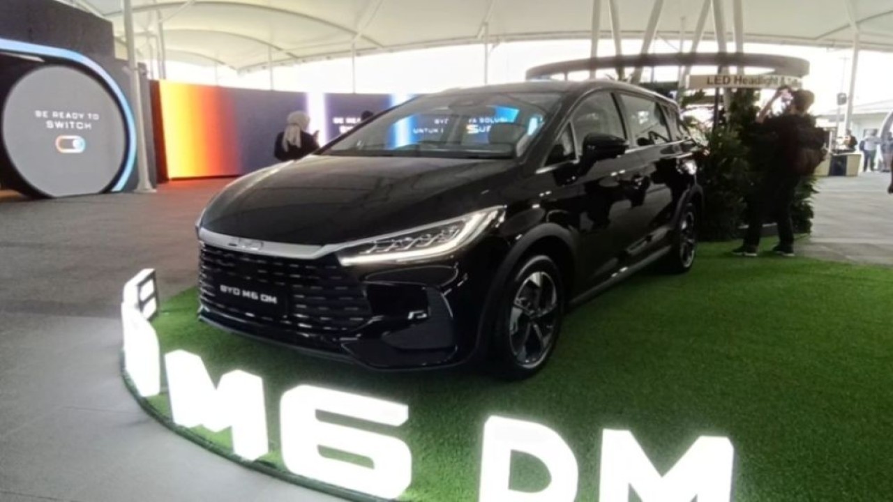 BYD Indonesia mengungkapkan harga PHEV dari BYD M6 DM yang dibanderol mulai dari Rp298 juta. (Foto: Adiantoro/NTV)