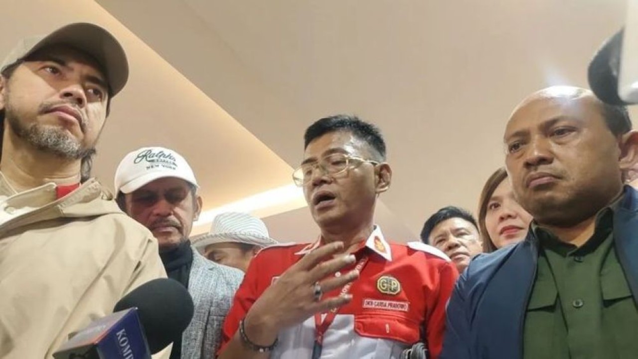 Ketua LBH Garda Prabowo, Daeng Lukman (tengah) memberikan keterangan pers di Gedung Bareskrim Polri, Jakarta. (Foto: Antara)