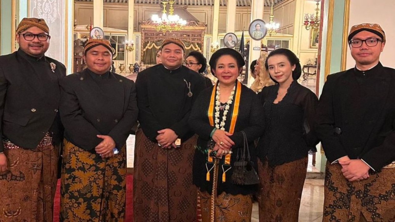 Ketua Umum DPP Gerakan Ekonomi Kreatif Nasional (Gekrafs), Kawendra Lukistian atau yang akrab disapa Mas Kawe menghadiri Peringatan Malam 1 Suro di Pura Mangkunegaran Solo pada Selasa (16/6/26) malam. (Foto: Dok/Istimewa)