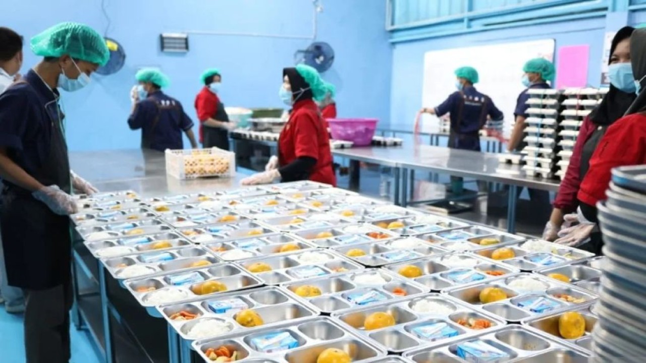 Ilustrasi - Petugas Satuan Pelayanan Pemenuhan Gizi (SPPG) menyajikan menu makanan yang akan didistribusikan ke sekolah dalam program MBG. (Foto: ANTARA/Azmi Samsul M)