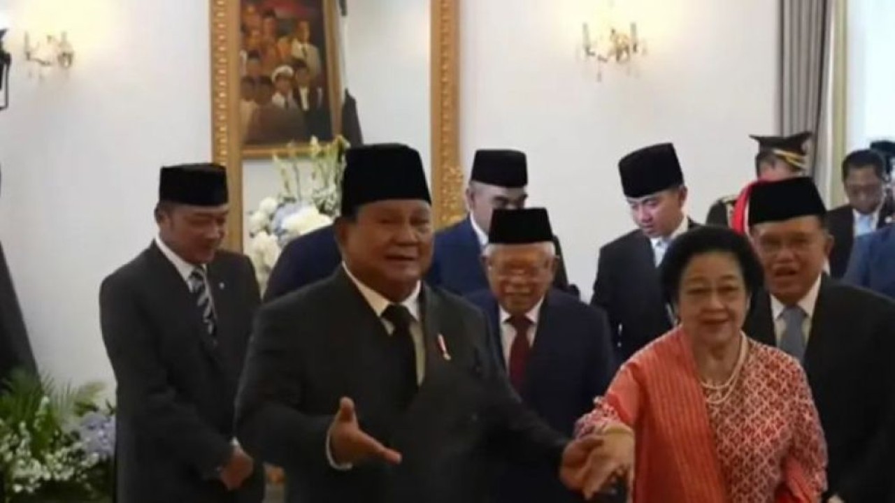 Momen Presiden Prabowo Subianto dan Megawati Soekarnoputri berjalan beriringan dengan bergandengan tangan. (Foto: Istimewa)