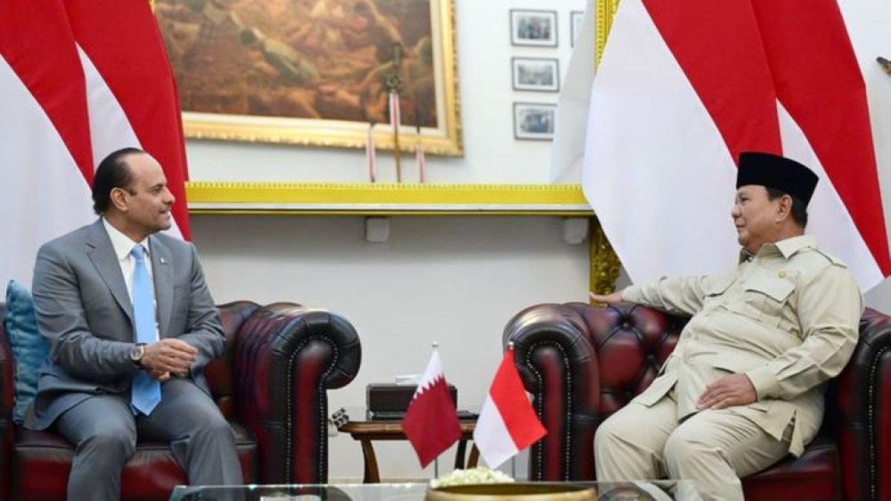 Presiden Prabowo Subianto menerima kunjungan dari Wakil Perdana Menteri sekaligus Menteri Negara Urusan Pertahanan Qatar, Sheikh Saoud bin Abdulrahman bin Hassan bin Ali Al Thani di Istana Merdeka, Jakarta. (Foto: Sekretariat Presiden)