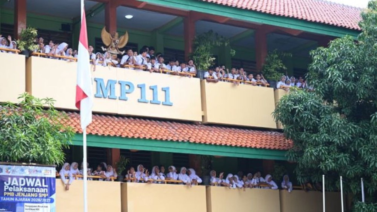 Presiden Prabowo Subianto saat meninjau pelaksanaan Program Makan Bergizi Gratis (MBG) di Sekolah Menengah Pertama Negeri (SMPN) 111 Jakarta. (Foto: Sekretariat Presiden)