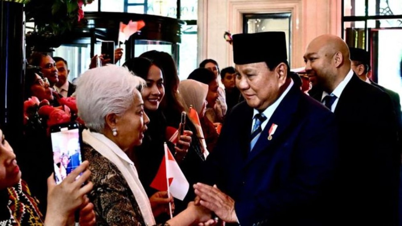 Ratusan warga negara Indonesia (WNI) menyambut kedatangan Presiden Prabowo Subianto di Paris dengan penuh antusias. (Foto: Setpres)