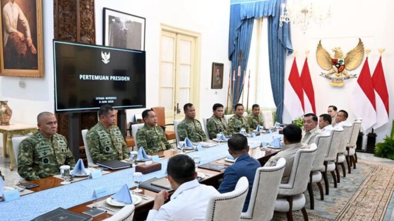 Presiden Prabowo Subianto menerima Panglima TNI Jenderal TNI Agus Subiyanto, Wakil Panglima TNI Letjen TNI Tandyo Budi Revita, serta Kepala Staf Angkatan Darat (KSAD) Jenderal TNI Maruli Simanjuntak, Kepala Staf Angkatan Laut (KSAL) Laksamana Muhammad Ali, dan Kepala Staf Angkatan Udara (KSAU) Marsekal TNI Fadjar Prasetyo di Istana Merdeka. (Foto: Sekretariat Presiden)