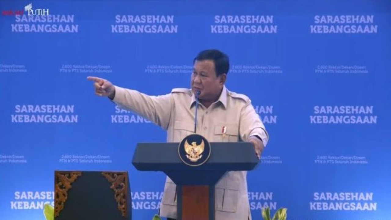 Presiden Prabowo Subianto saat menghadiri acara Konvensi, Sains, Teknologi, dan Industri (KSTI) Indonesia 2026 dalam Sarasehan Kebangsaan yang diikuti sekitar 2.600 rektor, dekan, dan dosen perguruan tinggi negeri maupun swasta dari seluruh Indonesia di Jakarta International Convention Center (JICC), Jakarta, Jumat, 26 Juni 2026. (Foto: YouTube Sekretariat Presiden)