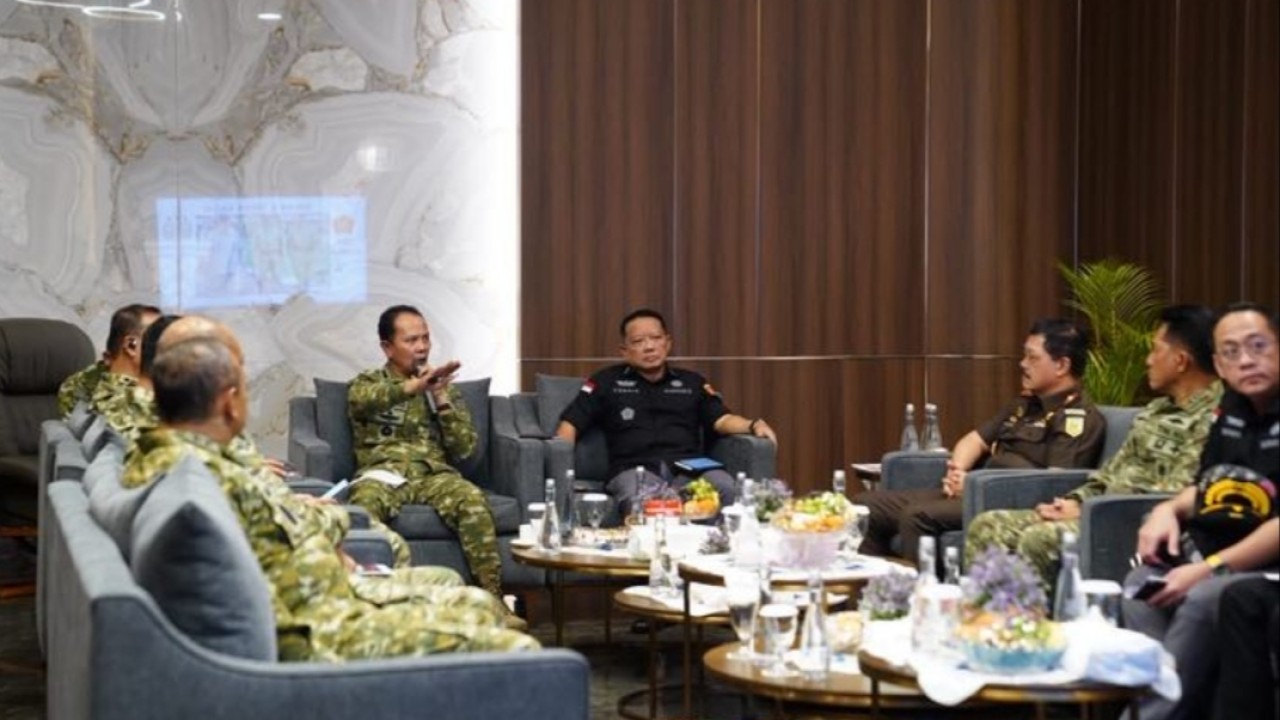 Kasum TNI Letjen TNI Richard Tampubolon selaku Wakil Ketua Pelaksana 1 Satgas Penertiban Kawasan Hutan (PKH) bersama Ketua Pelaksana Satgas PKH Jampidsus Kejagung RI Dr. Febriel Ardiansyah dan Pangkoarmada RI Laksdya Denih Hendrata meninjau pemeriksaan kontainer mineral hasil penindakan TNI AL di Dermaga Kodaeral IV Batam, Kepulauan Riau, Selasa (26/5/2026). (DOK PUSPEN TNI)
