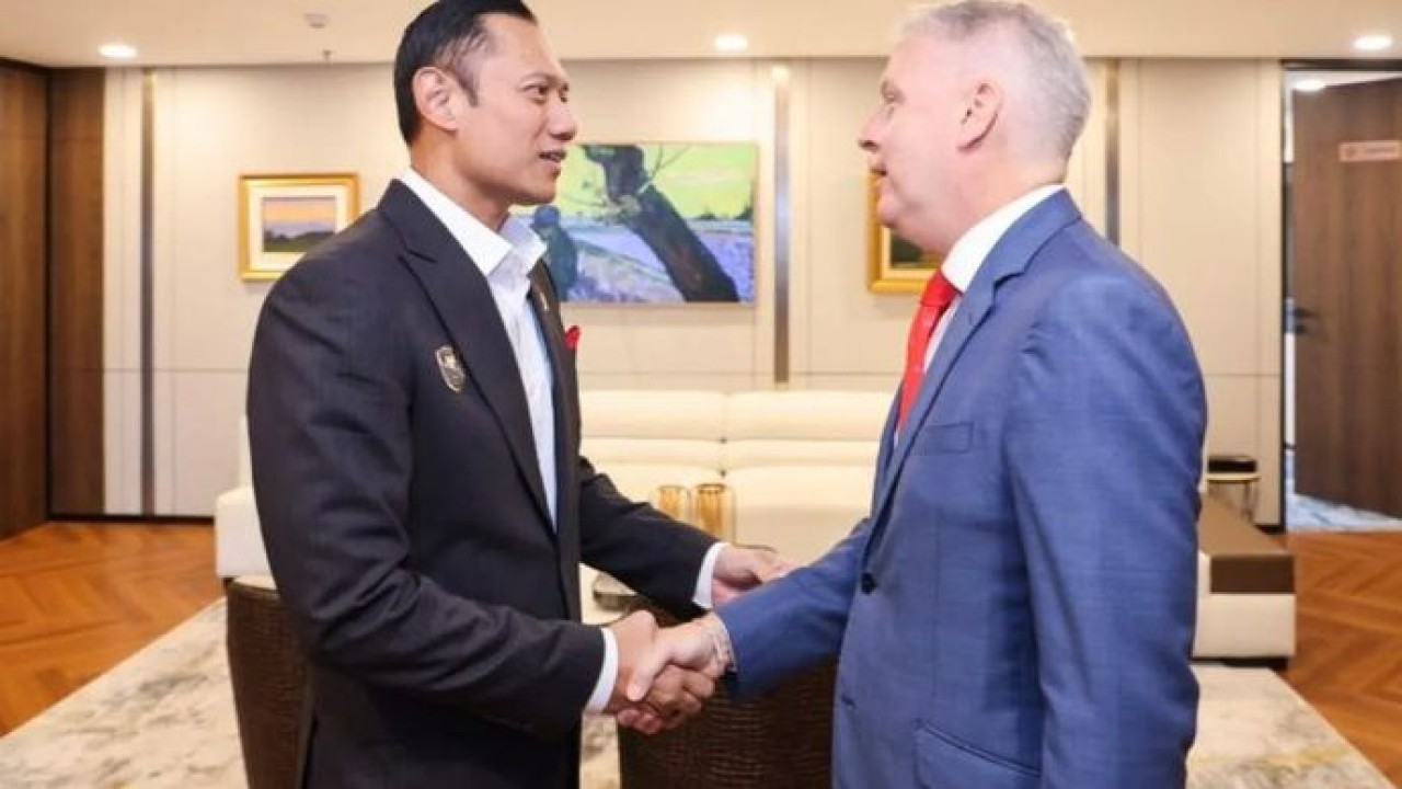 Menteri Koordinator Bidang Infrastruktur dan Pembangunan Kewilayahan Agus Harimurti Yudhoyono (AHY) menerima kunjungan kehormatan sekaligus perpisahan (farewell courtesy call) Duta Besar Kanada untuk Indonesia dan Timor-Leste, H.E. Jess Dutton. (Antara)