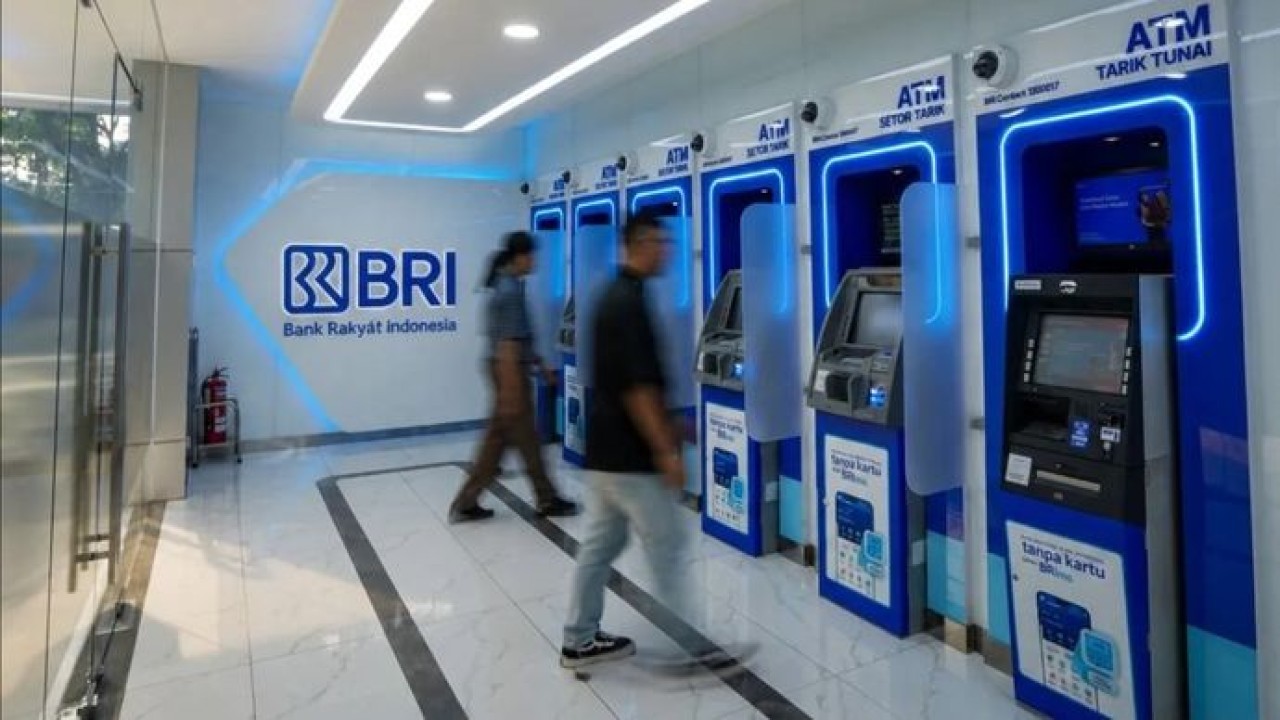 Ilustrasi - Nasabah menggunakan layanan ATM dari PT Bank Rakyat Indonesia (Persero) Tbk (BRI). (Antara)