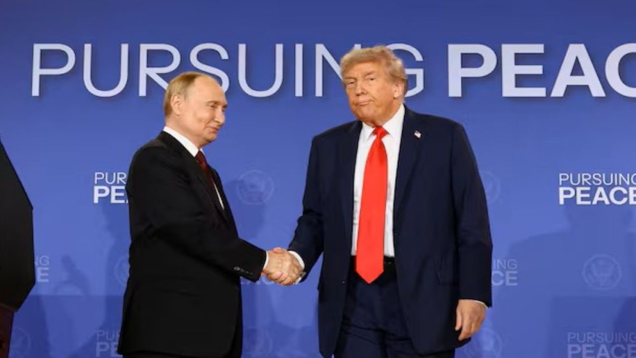 Presiden Amerika Serikat (AS) Donald Trump dan Presiden Rusia Vladimir Putin berjabat tangan saat konferensi pers setelah pertemuan mereka untuk menegosiasikan pengakhiran perang di Ukraina, di Pangkalan Gabungan Elmendorf-Richardson, Anchorage, Alaska, AS, 15 Agustus 2025. (Foto: Kevin Lamarque/Reuters)