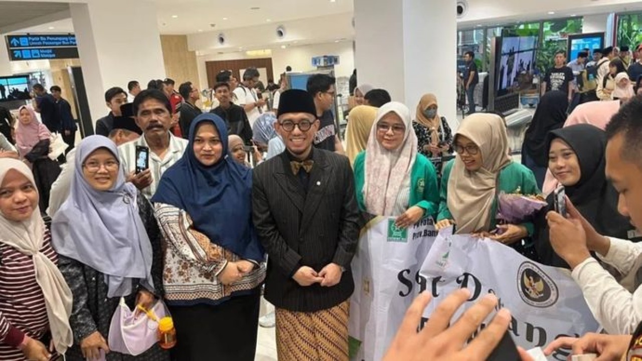 Wakil Menteri Haji dan Umrah Dahnil Anzar Simanjuntak berfoto bersama dengan keluarga petugas haji di Bandara Soekarno Hatta, Banten, Kamis, 2 Juli 2026. (Antara)