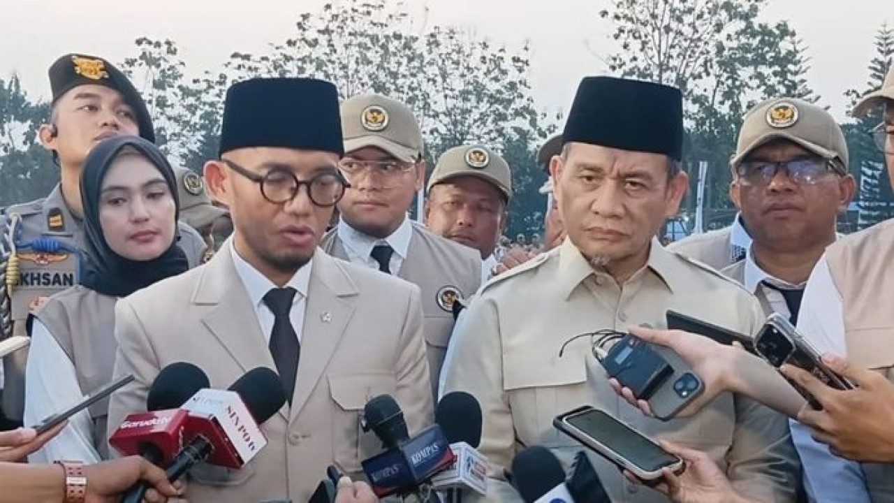 Wakil Menteri Haji dan Umrah Dahnil Anzar Simanjuntak (kiri) dan Wakil Menteri Agama Romo Muhammad Syafi'i (kanan) saat penutupan Rakernas Evaluasi Penyelenggaraan Ibadah Haji di Asrama Haji Pondok Gede, Jakarta, Senin, 6 Juli 2026. (Antara)