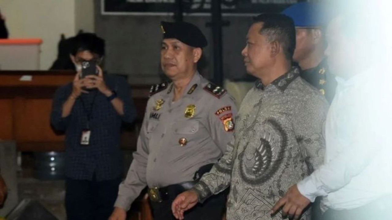 Tersangka dugaan tindak pidana pencucian uang (TPPU) yang merupakan mantan Jaksa Agung Muda Tindak Pidana Khusus (Jampidsus) Febrie Adriansyah (kanan) dikawal menuju Rutan Cabang KPK, di Gedung Merah Putih KPK, Jakarta, Jumat, 24 Juli 2026. Kejaksaan Agung menitipkan penahanan Febrie Adriansyah di Rutan KPK untuk menghindari konflik kepentingan terkait kasus dugaan Tindak Pidana Pencucian Uang (TPPU). (Antara)