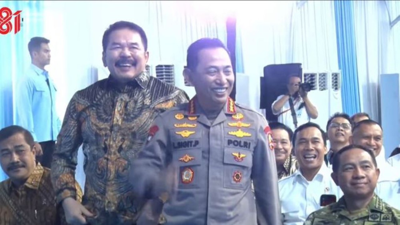 Prabowo Subianto menyapa Jaksa Agung ST Burhanuddin dan Kapolri Jenderal Listyo Sigit Prabowo secara bersamaan saat menghadiri acara Akad Massal KPR Sejahtera melalui skema Fasilitas Likuiditas Pembiayaan Perumahan (FLPP) di Batang, Jawa Tengah (Istimewa)
