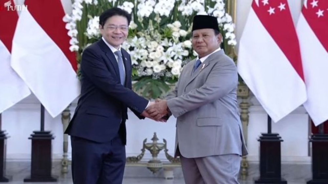 Presiden Prabowo Subianto menyambut hangat Perdana Menteri (PM) Singapura Lawrence Wong di Istana Merdeka. (Foto: YouTube)