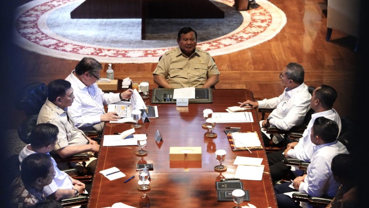 Presiden Prabowo Subianto memberikan arahan harga bahan bakar minyak (BBM) bagi nelayan pengusaha yang memiliki kapal berukuran 30 GT hingga 200 GT ditetapkan menjadi Rp15.000 per liter. (Foto: Dok/Istimewa/Bakom RI)