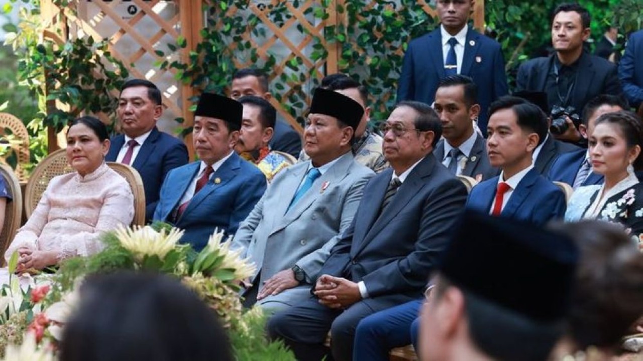 Presiden Prabowo tampak berkumpul bersama Presiden ke-6 RI Susilo Bambang Yudhoyono (SBY) dan Presiden ke-7 RI Joko Widodo (Jokowi) saat menghadiri pernikahan putra pengusaha nasional Garibaldi "Boy" Thohir, Gemma Abdurrahman Thohir dengan Keelie Gunawan Sosilo. (Foto: Istimewa)