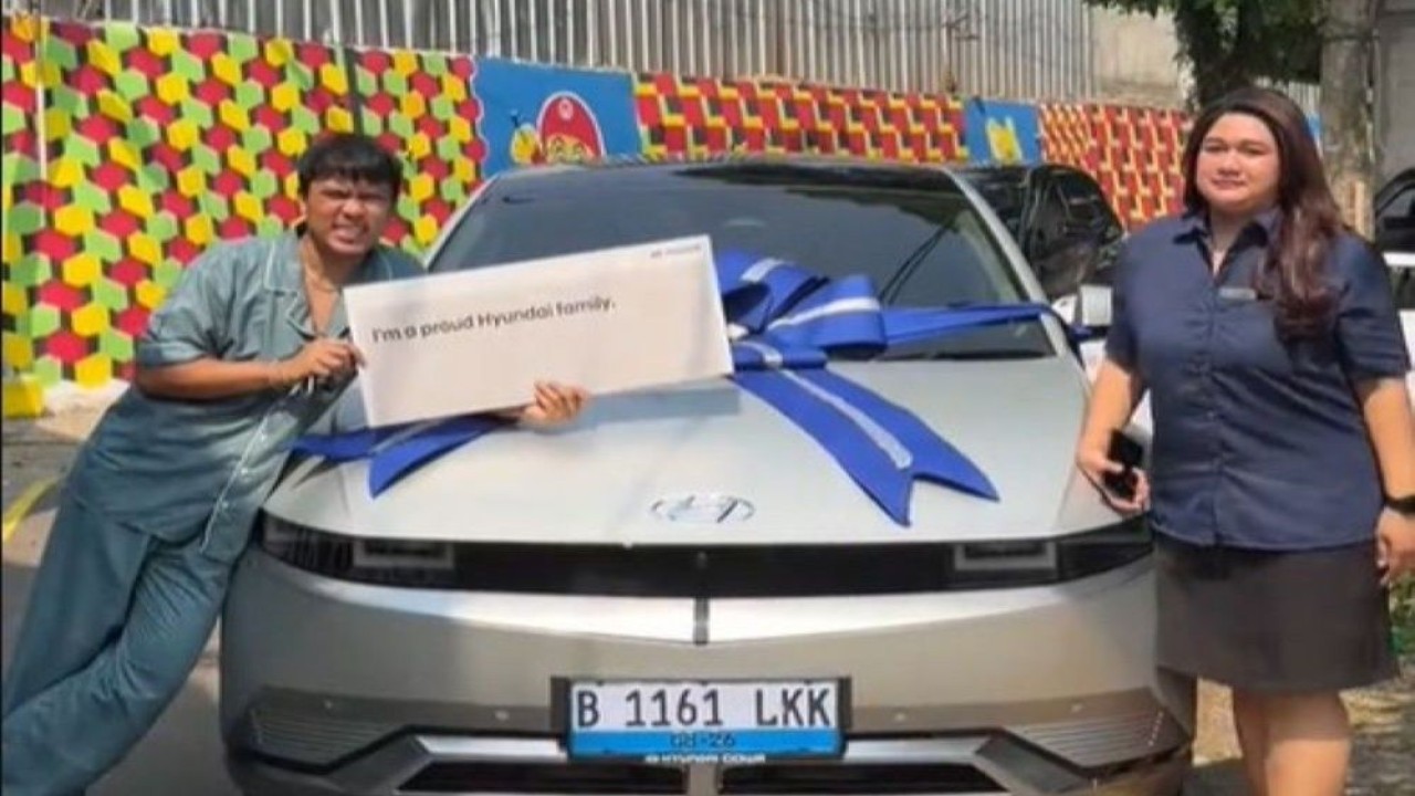 Pengalaman kurang menyenangkan dialami konten kreator Aa Juju setelah membeli mobil listrik Hyundai Ioniq 5 secara cash dari Hyundai Fatmawati. (Foto: Tangkapan layar TikTok Aa' Juju)