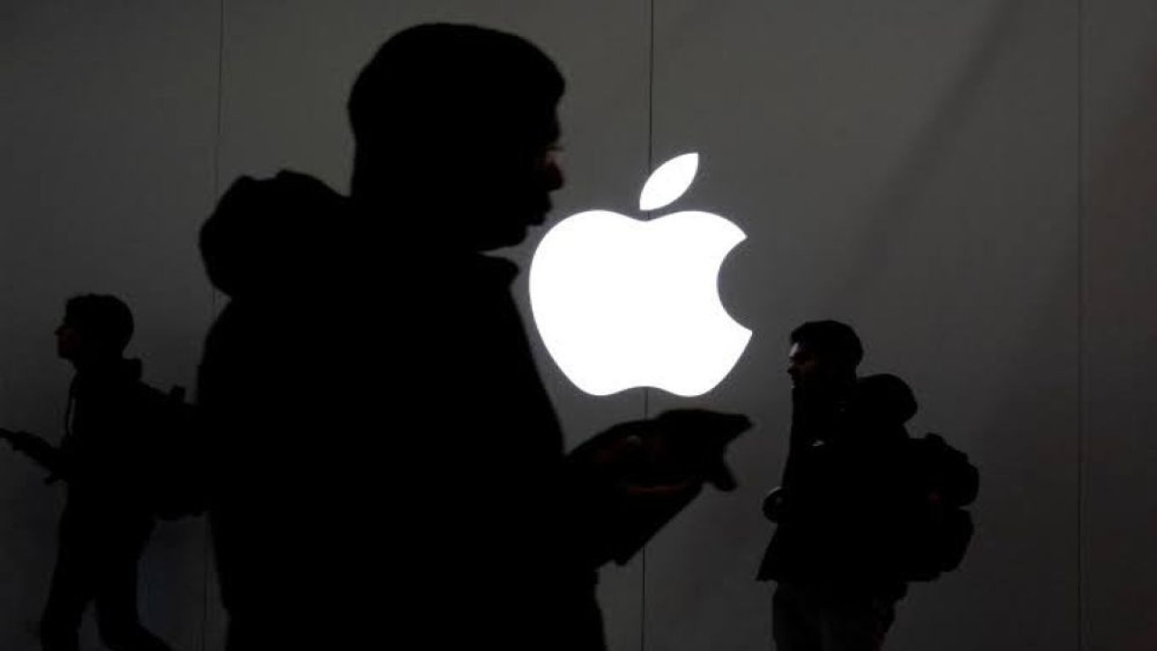 Sejumlah orang berjalan melewati Apple Store di Eaton Centre di Toronto, Ontario, Kanada, 22 November 2022. (Foto: Dok/Carlos Osorio/Reuters)