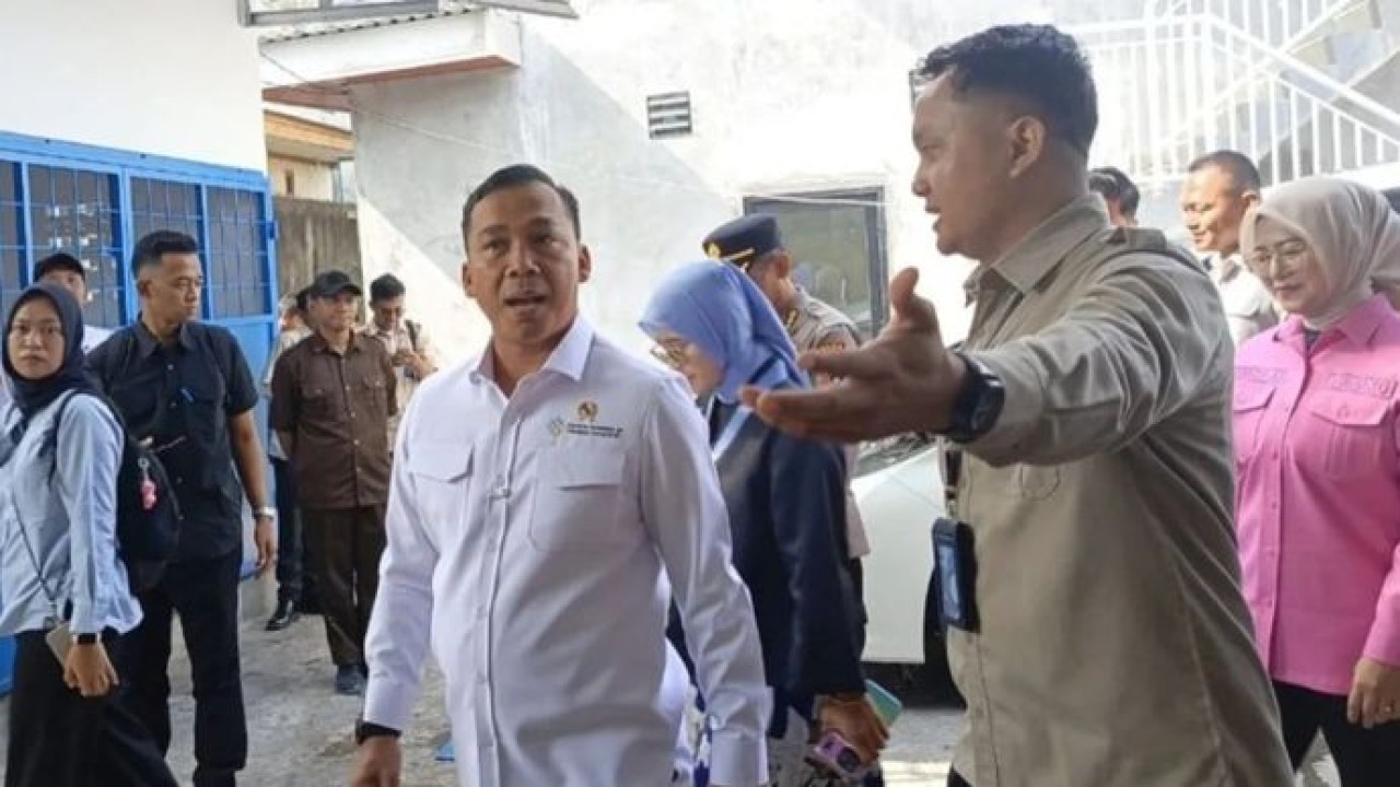 Menteri Kependudukan dan Pembangunan Keluarga (Mendukbangga) Republik Indonesia, Wihaji (berbaju putih) saat meninjau Satuan Pelayanan Pemenuhan Gizi (SPPG) di Kecamatan Pangkalbalam Kota Pangkalpinang Provinsi Kepulauan Bangka Belitung. Kamis, 6 Agustus 2026. (Antara)