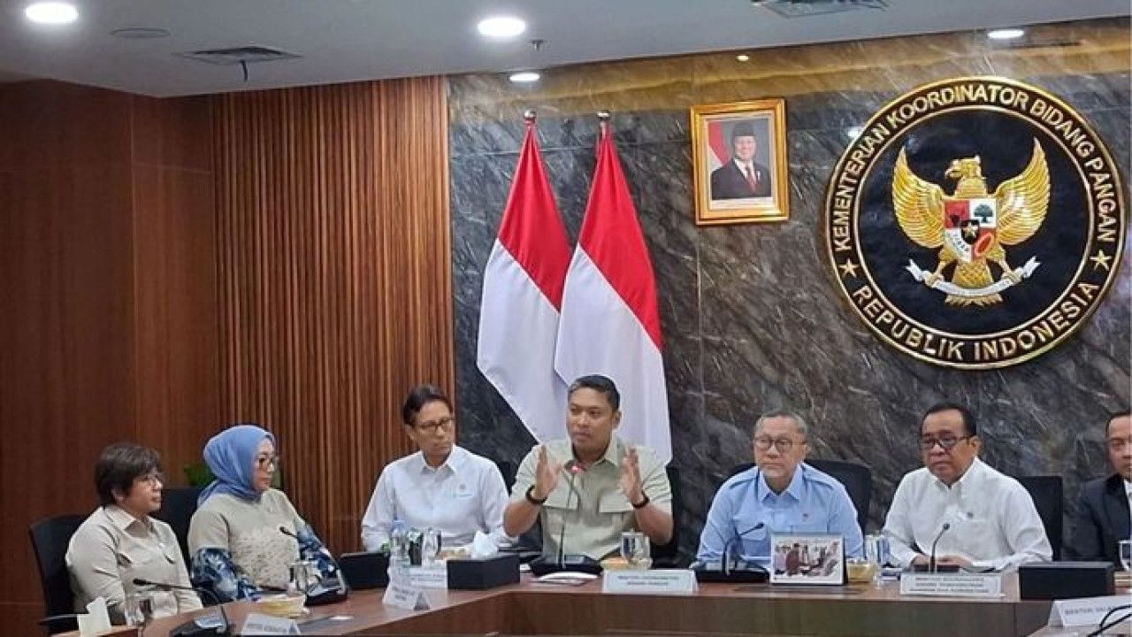 Kepala BGN Sudaryono (tiga dari kanan) dalam rapat koordinasi tentang refocusing penerima MBG di Kantor Kemenko Pangan, Jakarta, Kamis (6/8/2026). (Antara)