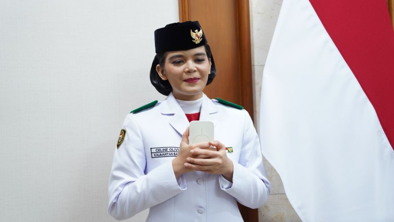 Celina Olivia Apriani Theo mendapat kehormatan sebagai pembawa baki bendera Merah Putih dalam upacara pengibaran bendera HUT ke-81 RI di hadapan Presiden Prabowo Subianto di Istana Merdeka, Senin (17/8/2026). (Foto: Dok/Istimewa/Bakom RI)