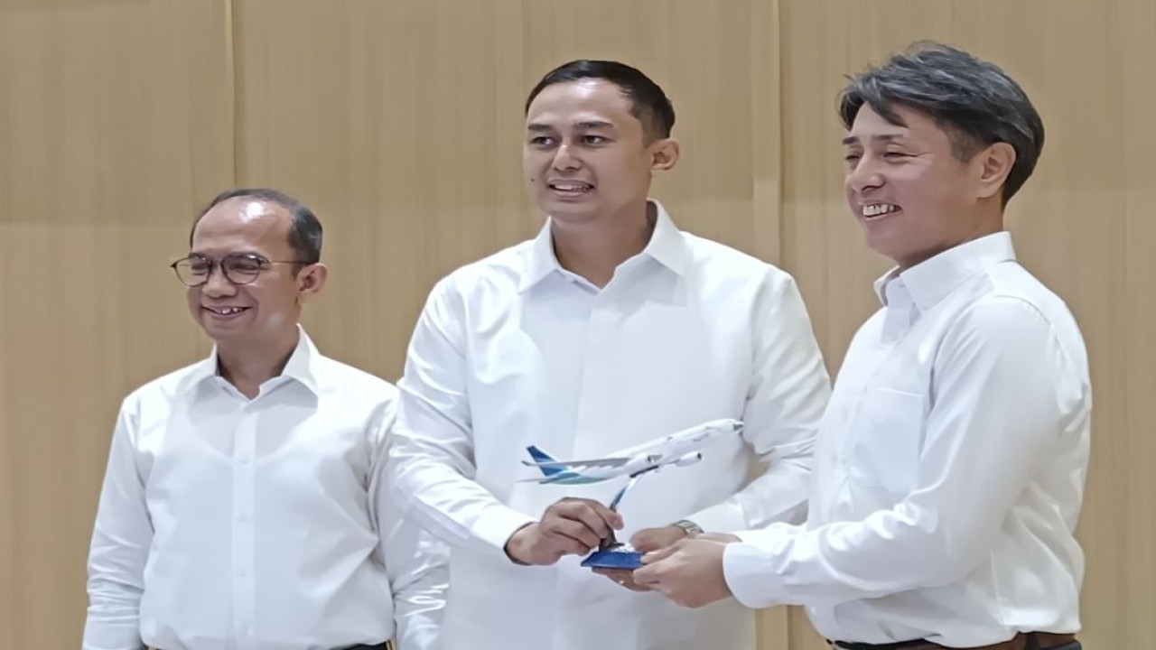 Sinergi Garuda Indonesia-Toyota menghadirkan layanan antar-jemput Alphard Hybrid EV bagi penumpang premium. (Foto: Adiantoro/NTV)