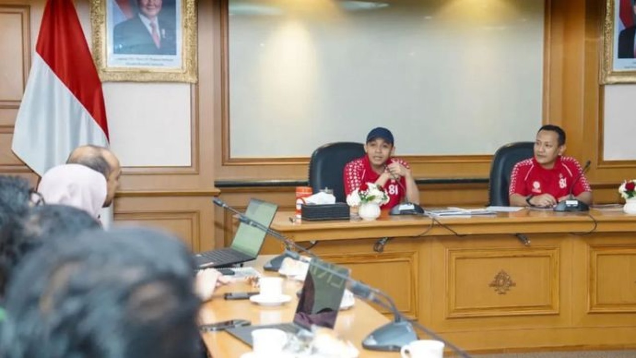 Menhut Raja Juli Antoni (kiri) dan Wamenhut Rohmat Marzuki dalam peluncuran SRAK gajah sumatera di Kantor Kemenhut, Jakarta, Rabu (12/8/2026) (Antara)