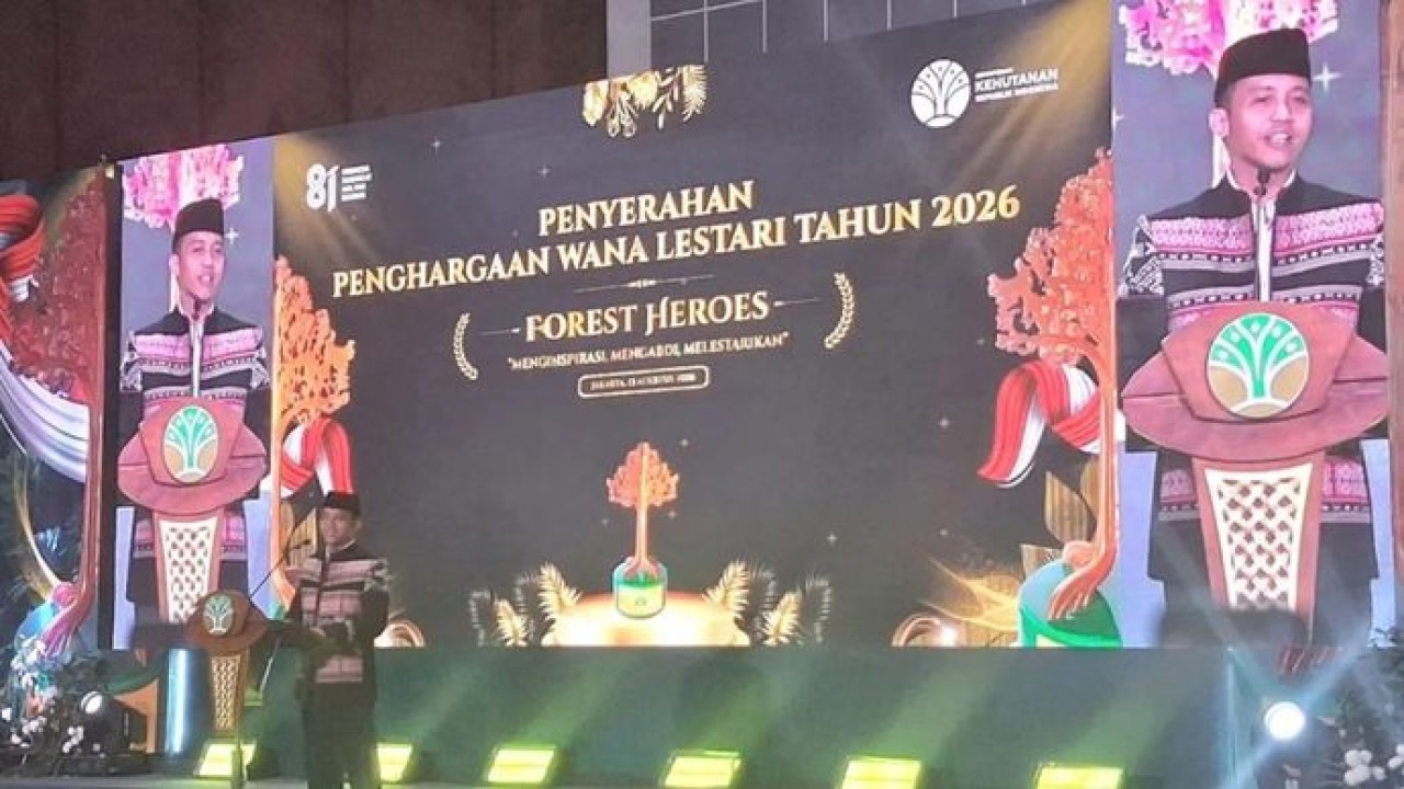 Menteri Kehutanan (Menhut) Raja Juli Antoni dalam acara penyerahan penghargaan Wana Lestari 2026 kepada pahlawan hutan di Gedung Kemenhut, Jakarta, pada Kamis, 13 Agustus 2026. (Antara)