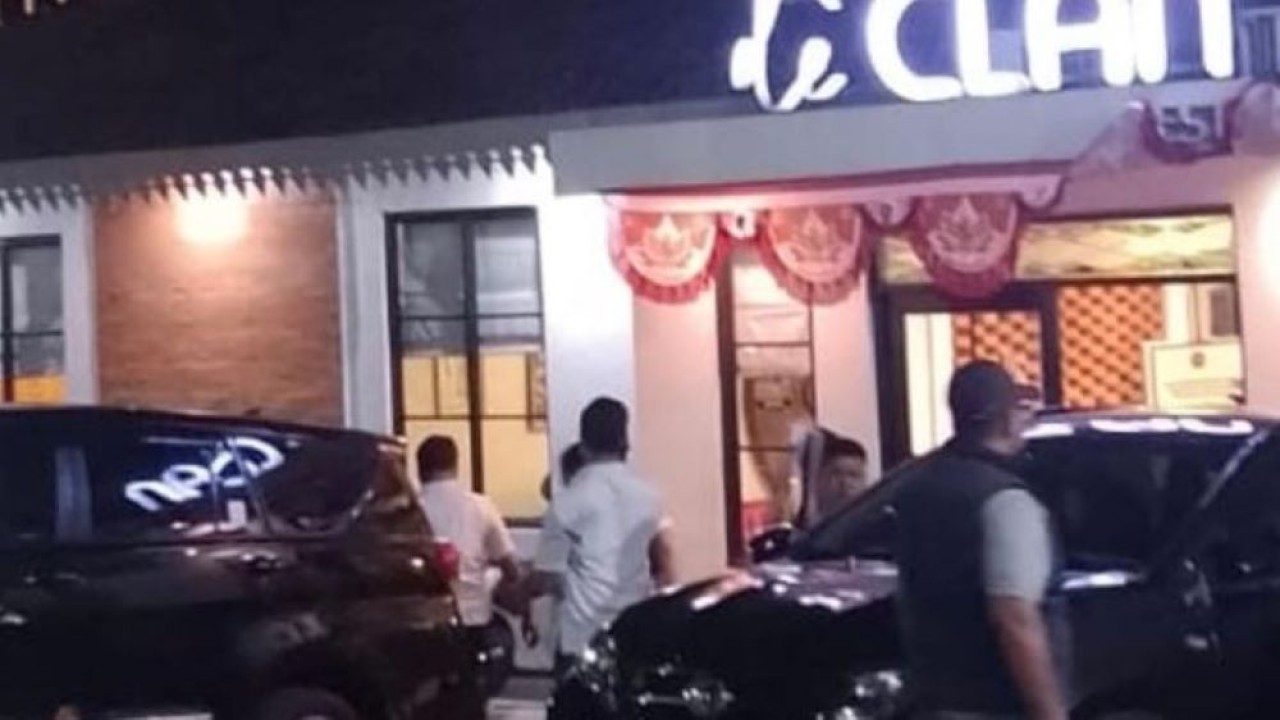 Penggeledahan kafe D'Clan Depok oleh Kejagung dan Kortastipidkor Polri. (NTVNews)