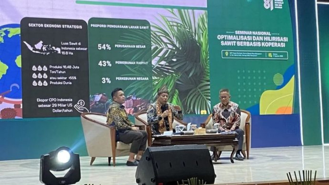 Menteri Koperasi Ferry Juliantono (tengah) menyampaikan paparan dalam Seminar Nasional “Optimalisasi dan Hilirisasi Sawit Berbasis Koperasi” di Kabupaten Musi Banyuasin, Sumatera Selatan, Selasa, 11 Agustus 2026. (Antara)