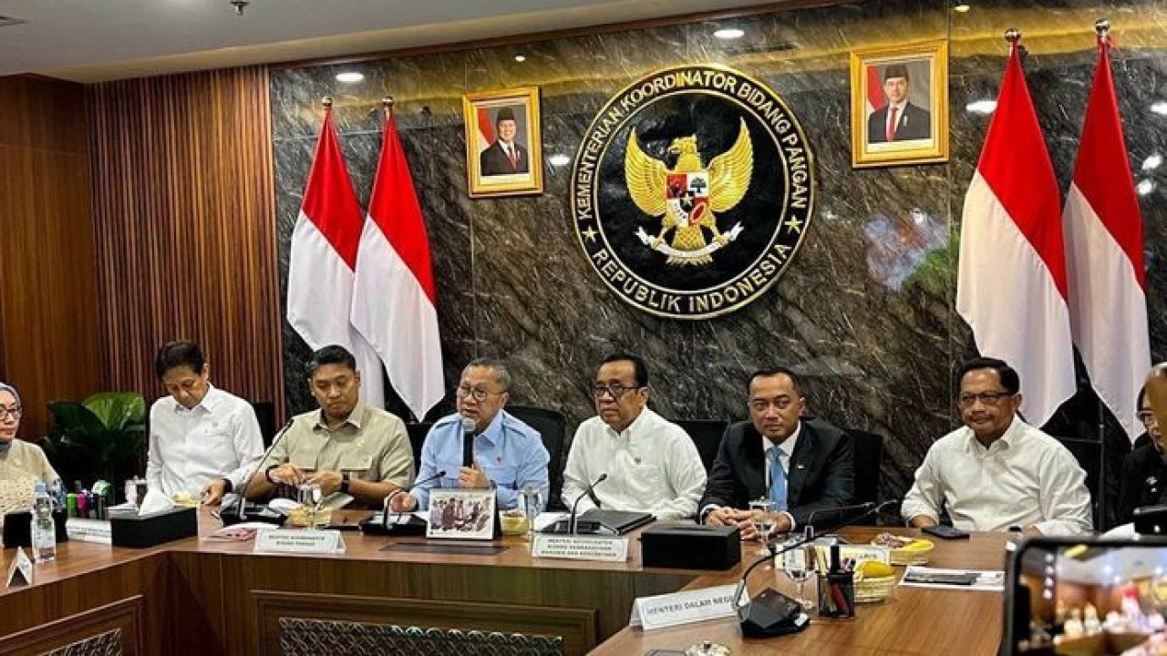 Menteri Koordinator Bidang Pangan Zulkifli Hasan (ketiga kiri) didampingi Menteri Koordinator Bidang Pembangunan Manusia dan Kebudayaan (Menko PMK) Pratikno (ketiga kanan), Menteri Sekretaris Negara Prasetyo Hadi (kedua kanan), Menteri Dalam Negeri Muhammad Tito Karnavian (kanan), Menteri Kesehatan (Menkes) Budi Gunadi Sadikin (kiri), Kepala Badan Gizi Nasional (BGN) Sudaryono (kedua kiri), memberi keterangan kepada awak media usai rapat koordinasi soal MBG di Jakarta (Antara)