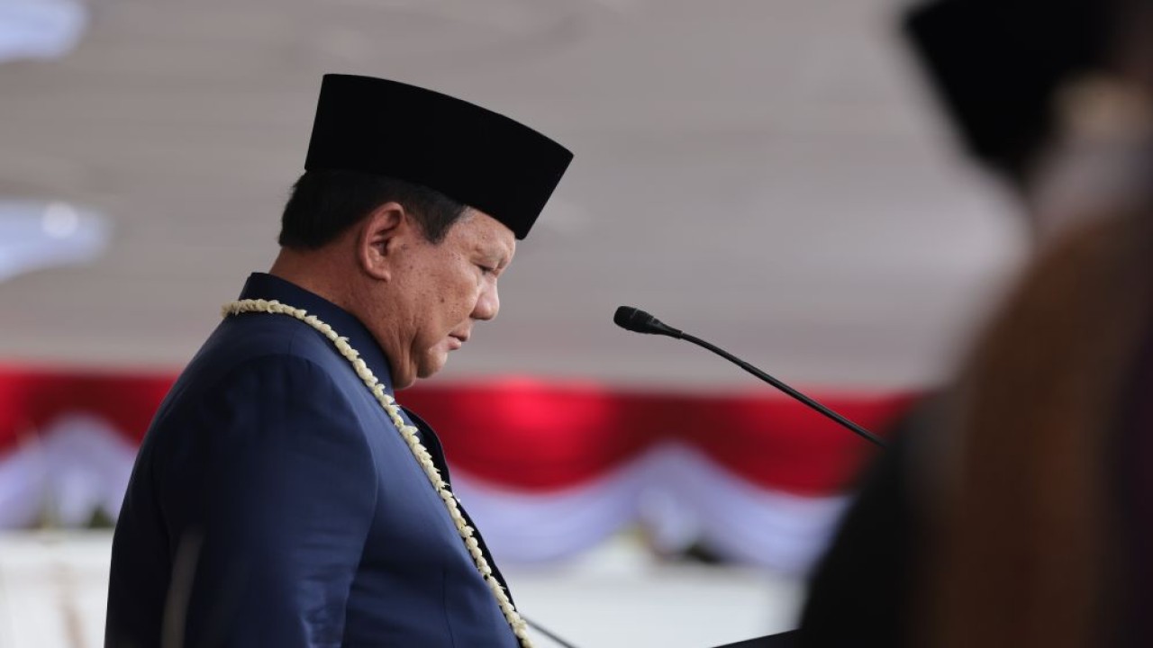 Presiden Prabowo Subianto dalam prosesi Mengheningkan Cipta dalam upacara peringatan HUT ke-81 Kemerdekaan RI. (Foto: Dok/Istimewa/Bakom RI)