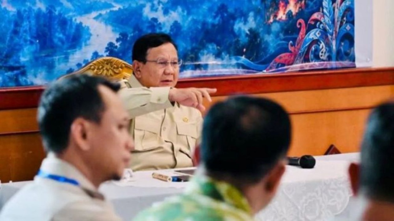 Presiden Prabowo Subianto saat memimpin rapat penanggulangan bencana kebakaran hutan dan lahan (karhutla) bersama para menteri Kabinet Merah Putih di Palangka Raya, Kalteng, Sabtu, 22 Agustus 2026. (Foto: Antara)