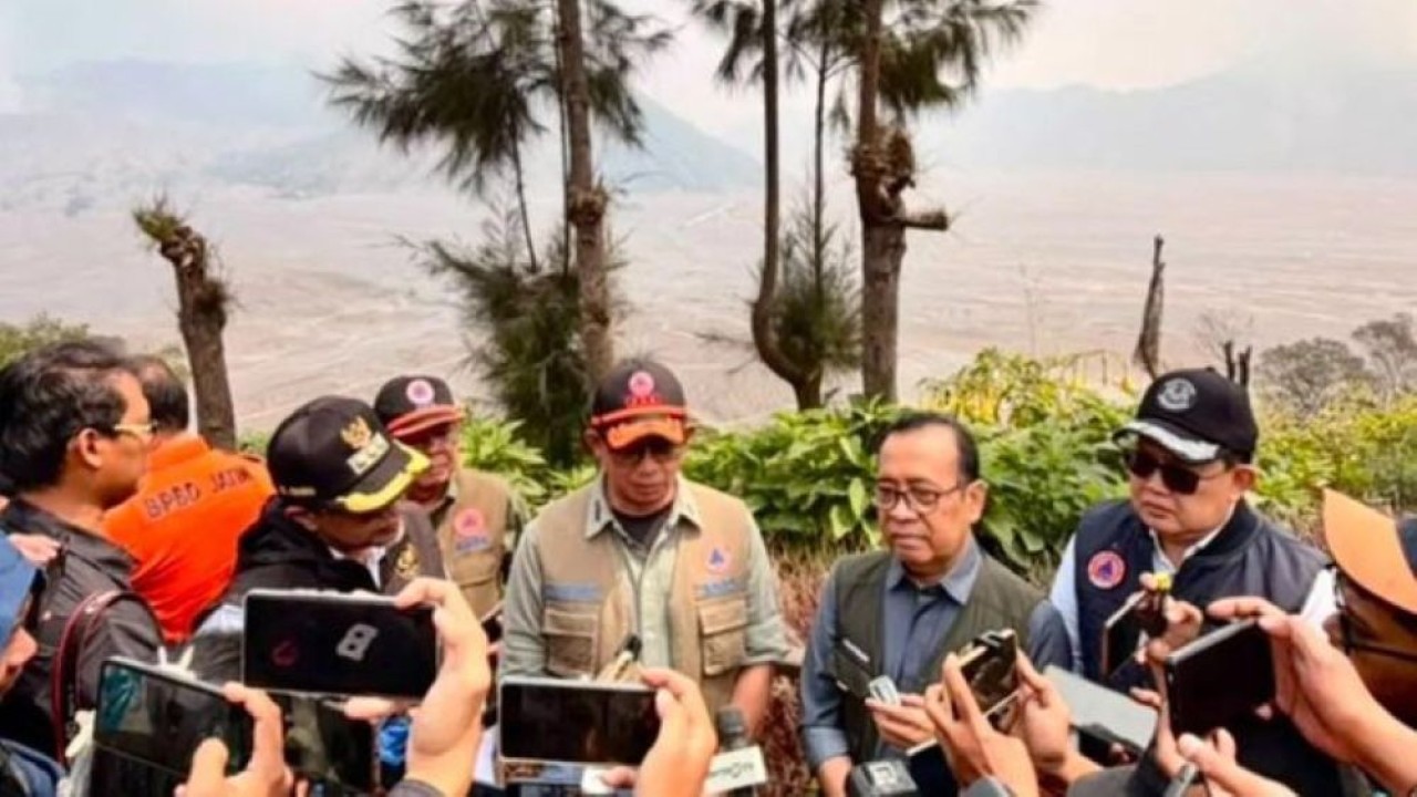 Menteri Koordinator Bidang Pembangunan Manusia dan Kebudayaan Pratikno (kedua kanan) menjawab pertanyaan wartawan saat meninjau lokasi terdampak karhutla di kawasan Taman Nasional Bromo, Tengger, Semeru (TNBTS) di Jawa Timur. (Foto: Antara)