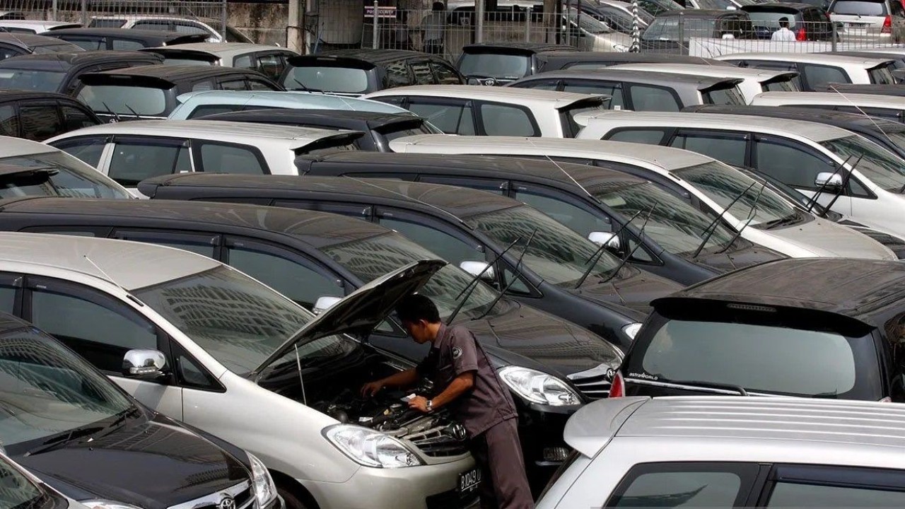 Ilustrasi - Petugas penyewaan mobil Trac Astra Rent memeriksa kondisi mobil yang akan disewakan. (Foto: ANTARA/M Agung Rajasa/ed/ama/pri)