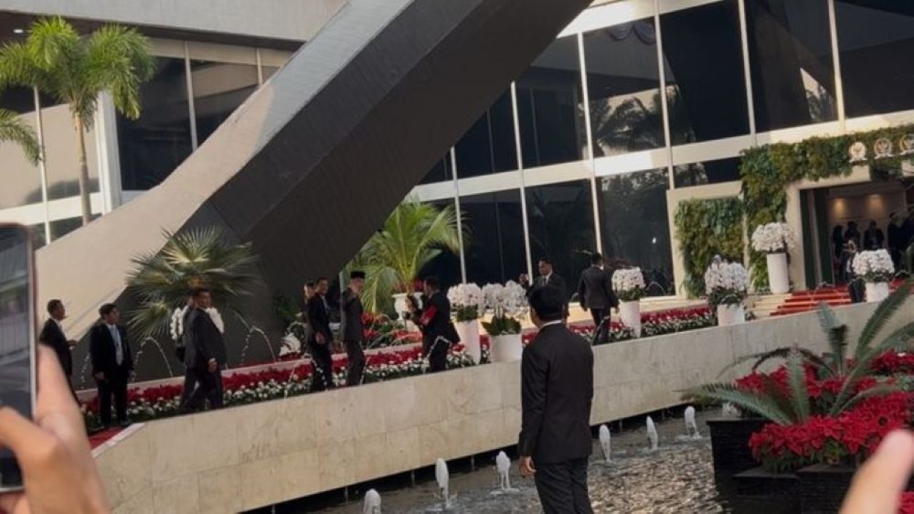 Sejumlah menteri Kabinet Merah Putih dan Mantan Presiden Joko Widodo (Jokowi) serta mantan Wakil Presiden (Wapres) Jusuf Kalla (JK) tiba di Kompleks Parlemen, Senayan, Jakarta, untuk menghadiri Sidang Tahunan MPR RI serta Sidang Bersama MPR, DPR, dan DPD RI. (Foto: NTVnews)