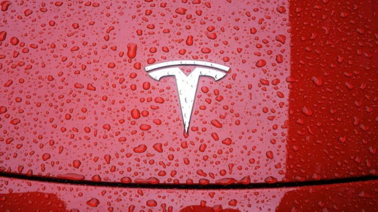 Logo Tesla terlihat pada sebuah mobil di tengah hujan di distrik Manhattan, New York City, New York, Amerika Serikat (AS), 5 Mei 2021. (Foto: Dok/Carlo Allegri/Reuters)