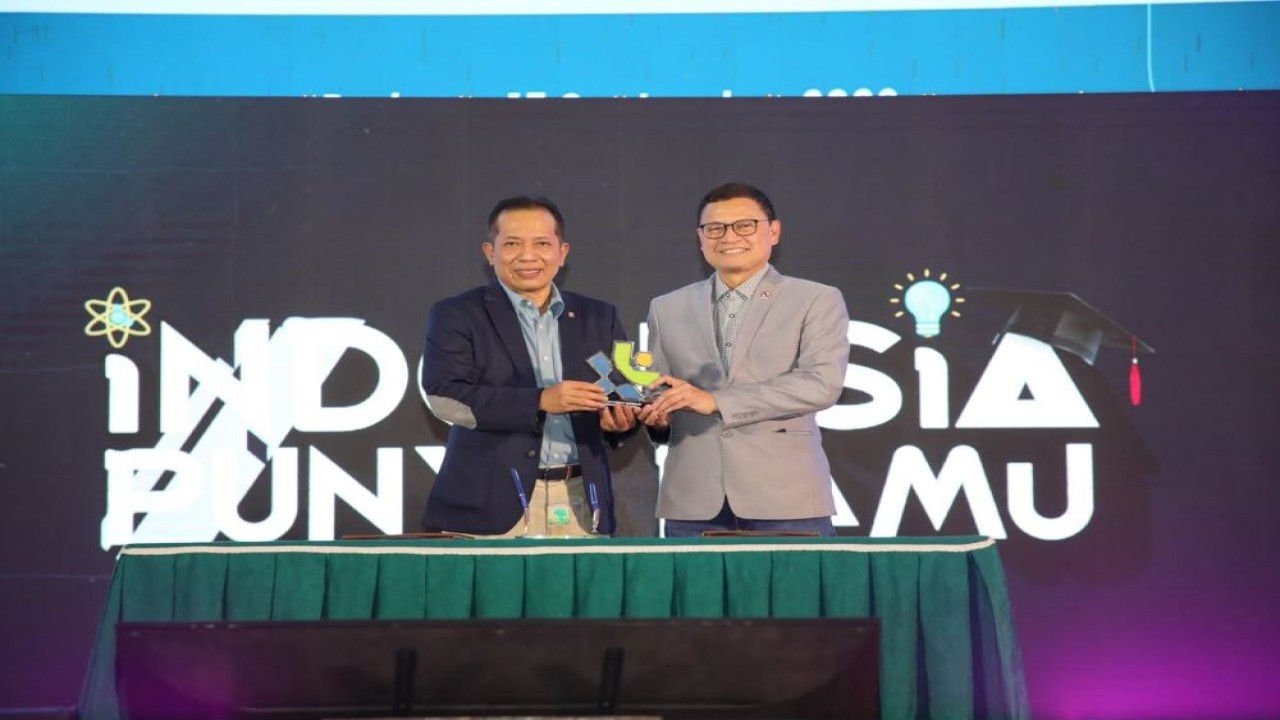 Kepala Badan Pengawas Obat dan Makanan (BPOM) RI Taruna Ikrar dan Menteri Koperasi RI Ferry Juliantono menyampaikan pesan penyemangat kepada ribuan mahasiswa Universitas Andalas, Padang. (Istimewa)