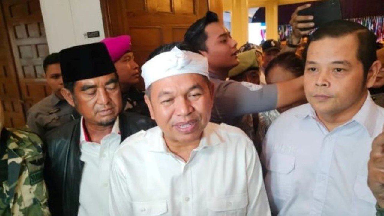 Gubernur Jawa Barat Dedi Mulyadi memberikan keterangan di Bandung. (Foto: Antara)