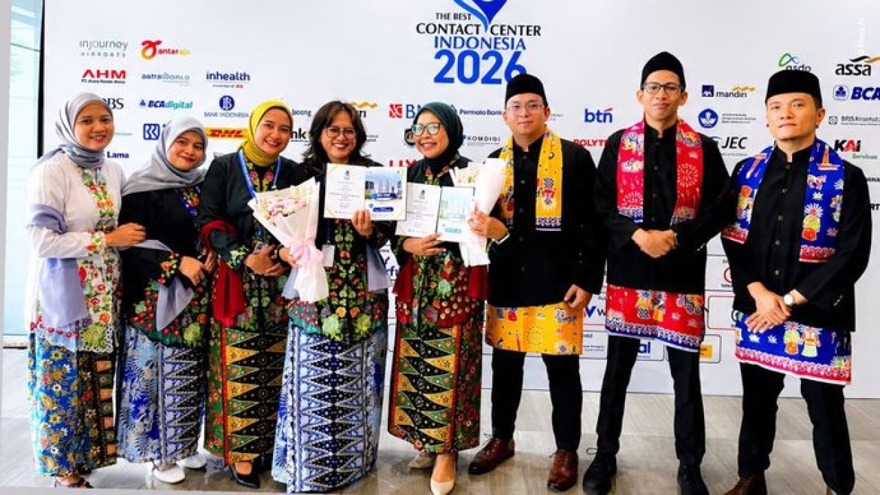 Tim layanan informasi publik dan perwakilan Customer Relation Officer (CRO) PT Pertamina (Persero) berpose bersama usai memboyong tiga penghargaan bergengsi dalam ajang The Best Contact Center Indonesia 2026. (Antara)